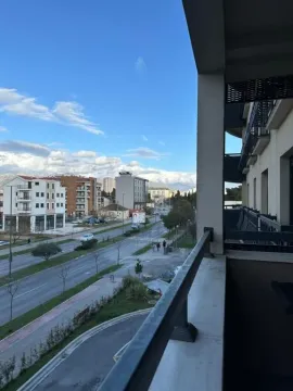 Pogled sa balkona na gradsku ulicu i zgrade u daljini. - image 6