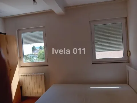 Spavaća soba sa krevetom, ormanom i dva prozora. - image 7