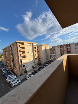 Pogled sa terase na stambene zgrade i parking. - image 6