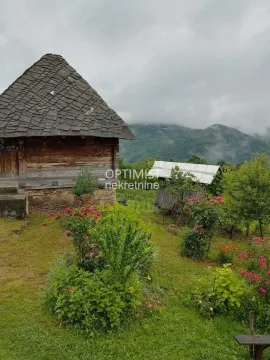 Tradicionalna drvena kuća u dvorištu sa pogledom na planine. - image 2