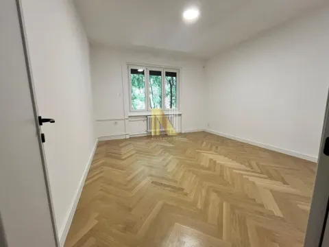 Prazna soba sa drvenim parketom i belim zidovima. - image 11