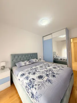 Namještena spavaća soba sa bračnim krevetom i velikim ormarom sa ogledalom. - image 10