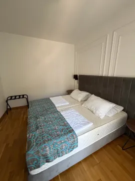 Svijetla spavaća soba sa velikim bračnim krevetom. - image 6