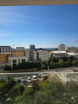 Pogled na grad sa terase. - image 7