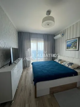 Namještena spavaća soba sa bračnim krevetom, komodom i izlazom na balkon sa pogledom na more. - image 5