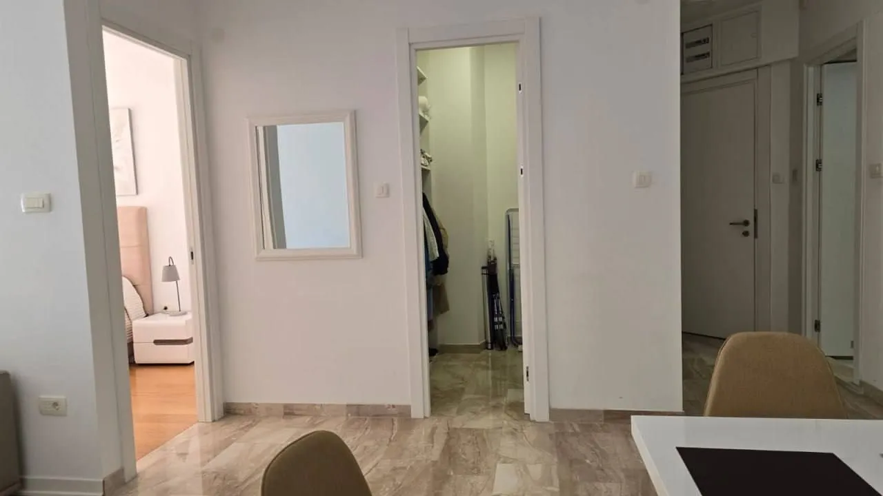 Izdavanje, jednosoban stan, 77m², Tre Canne, Budva