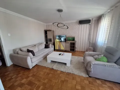 Dnevna soba sa garniturom, stočićem i televizorom. - image 2
