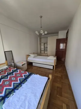 Spavaća soba sa dva kreveta i plakarom. - image 10