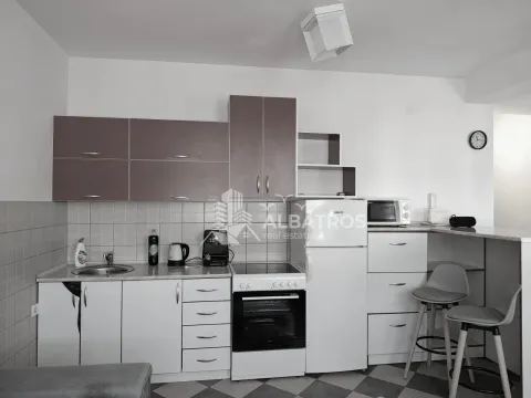 Kuhinja sa donjim bijelim elementima, gornjim elementima u boji drveta i bijelom tehnikom. - image 2