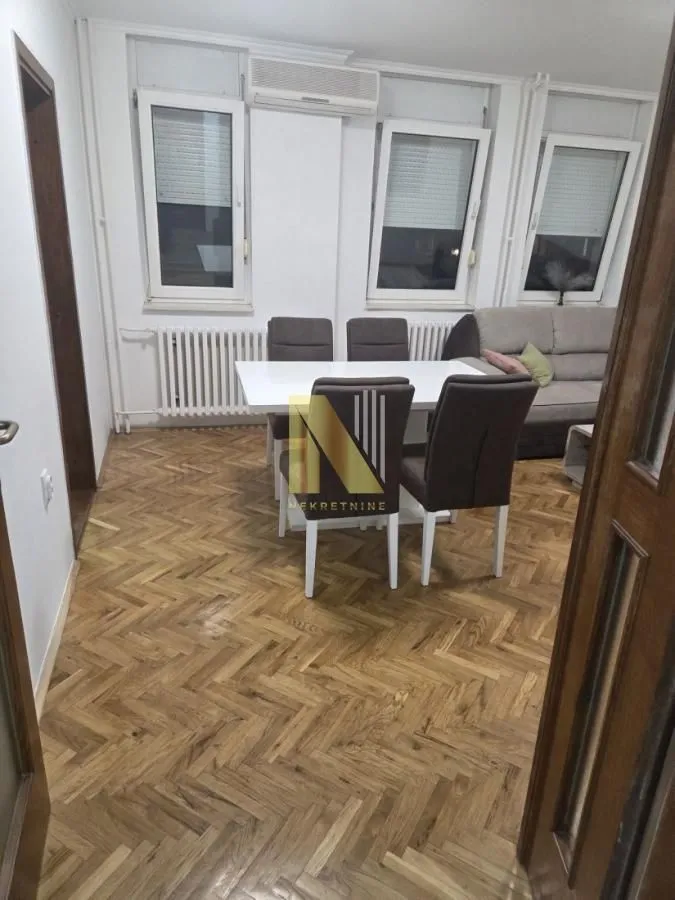Dnevni boravak sa trpezarijom i parketom na podu.