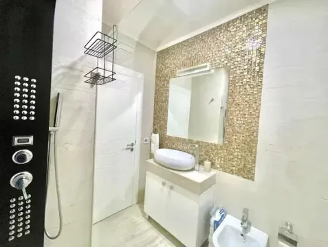 Moderne kupatilo sa umivaonikom, ogledalom i tuš kabinom. - image 12