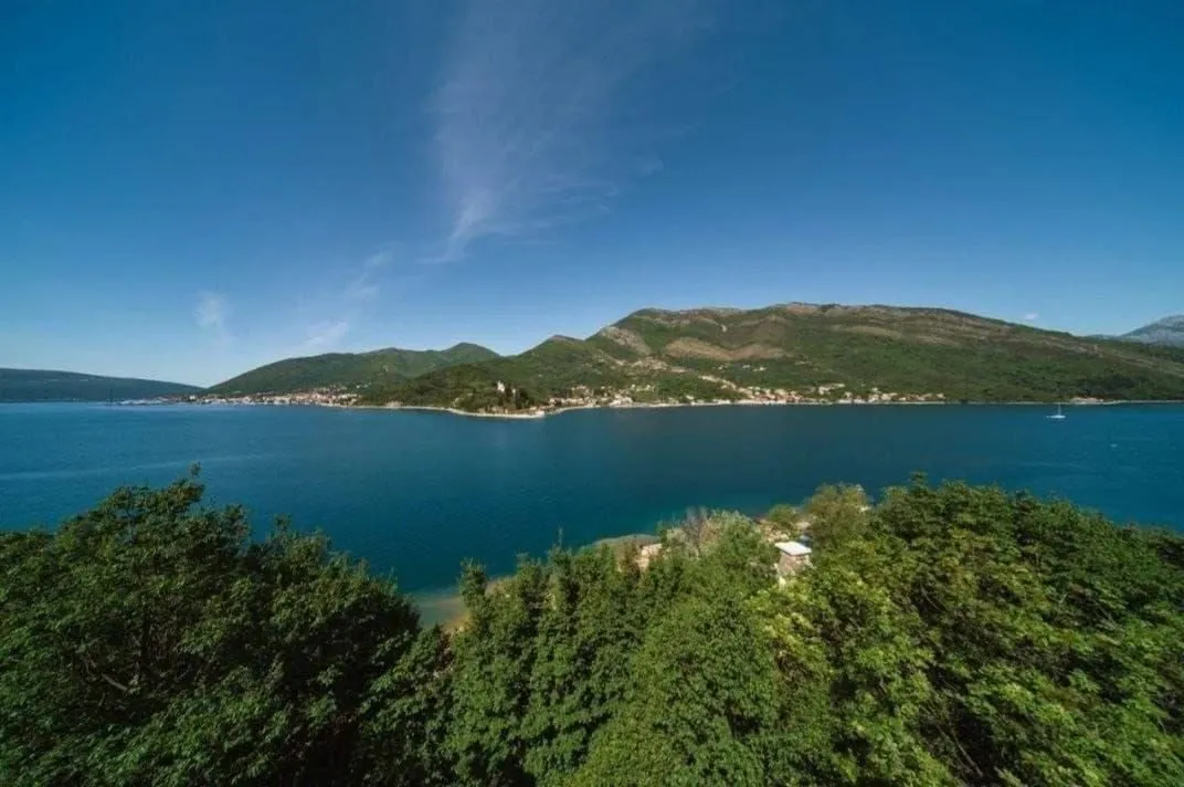 Pogled na more i okolna brda sa terase ili lokacije nekretnine.