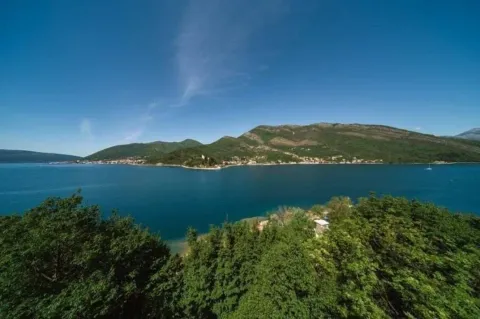 Pogled na more i okolna brda sa terase ili lokacije nekretnine. - image 5