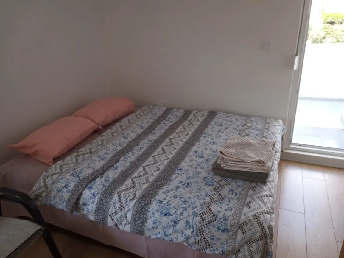 Bedroom with a double bed and access to the terrace.