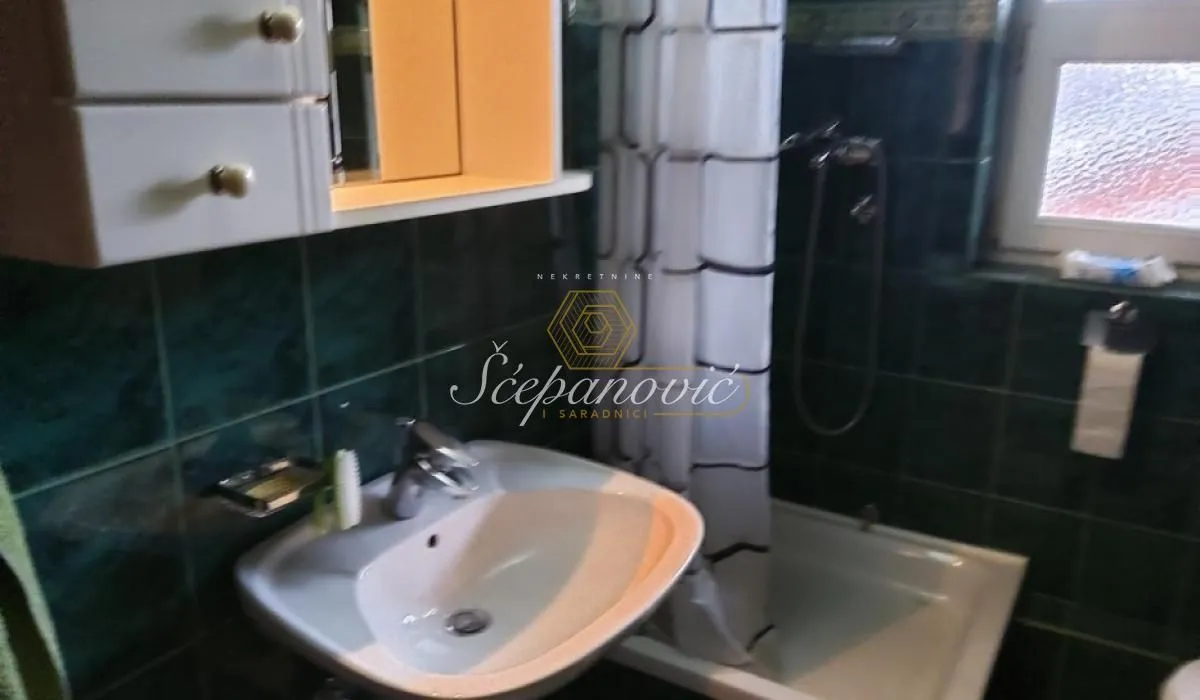 Prodaja, kuća, 360m², Veternik, Novi Sad Sve Podlokacije