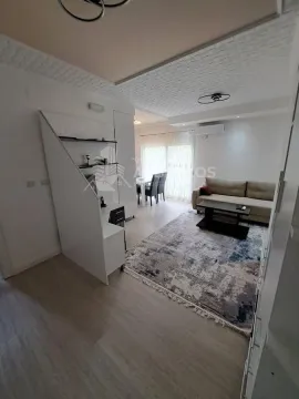 Dnevna soba sa garniturom, stočićem i trpezarijskim dijelom u pozadini. - image 3
