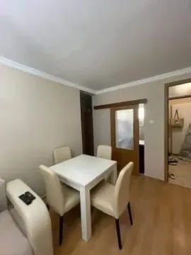 Manja trpezarija sa stolom i četiri stolice u sklopu dnevnog boravka. - image 8