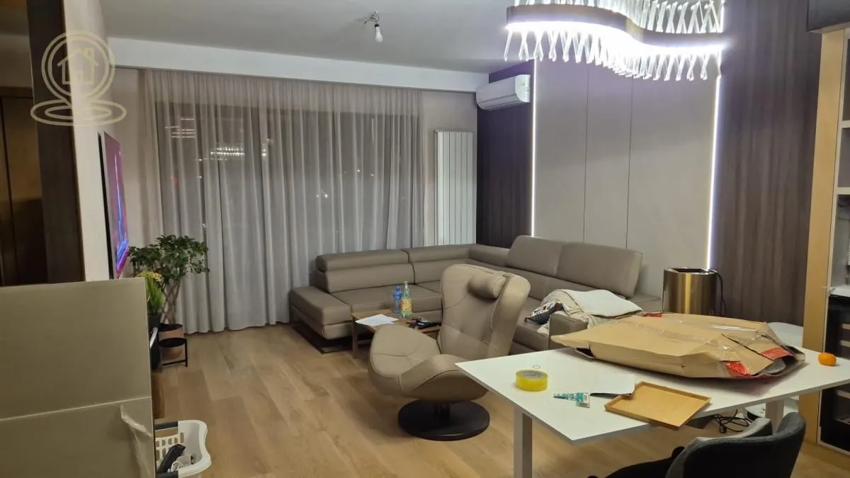 Izdavanje, trosoban stan, 80m², Savski Venac, Beograd