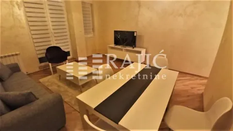 Dnevna soba sa garniturom, trpezarijskim stolom i televizorom. - image 5