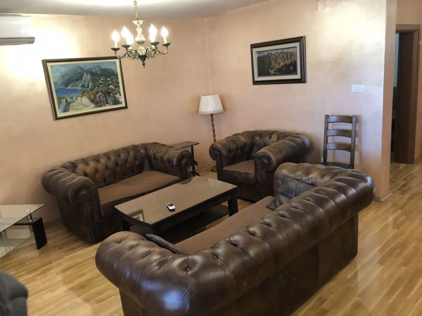 Izdavanje, kuća, 220m², Stari Aerodrom, Podgorica