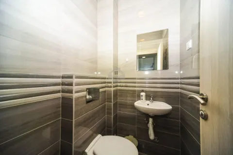 Manje kupatilo obloženo keramičkim pločicama sa umivaonikom i wc šoljom. - image 14