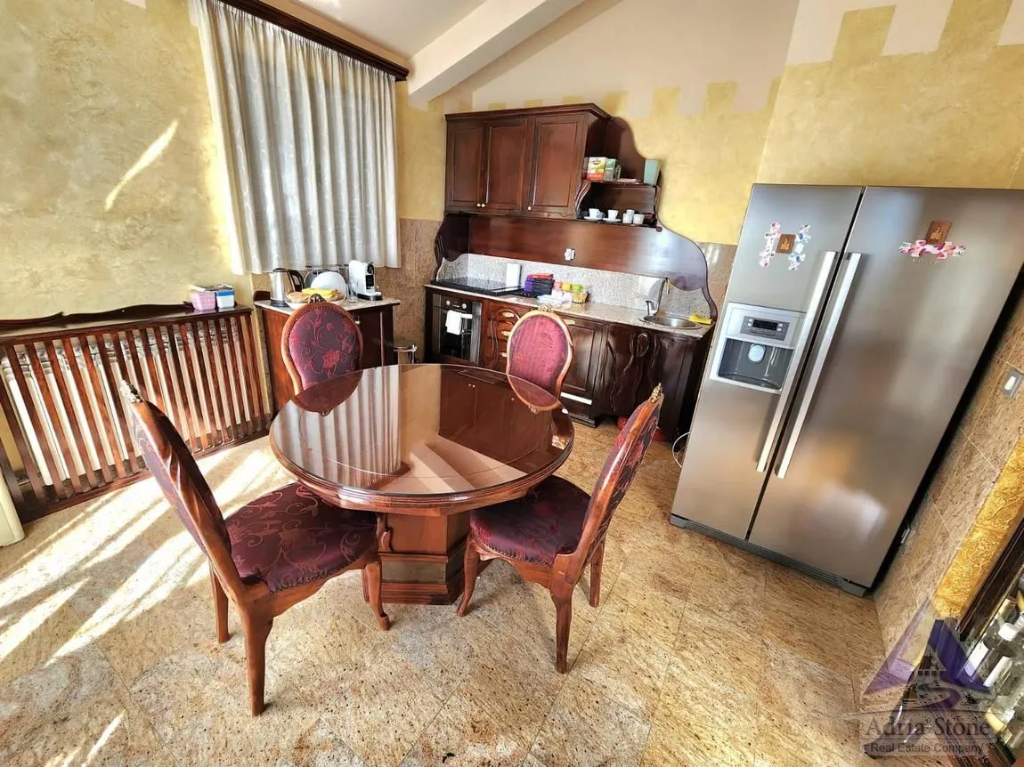 Prodaja, trosoban stan, 179m², Rozino, Budva