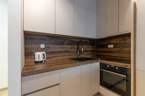 Kuhinja sa drvenim radnim pločama i bijelim elementima. - image 6