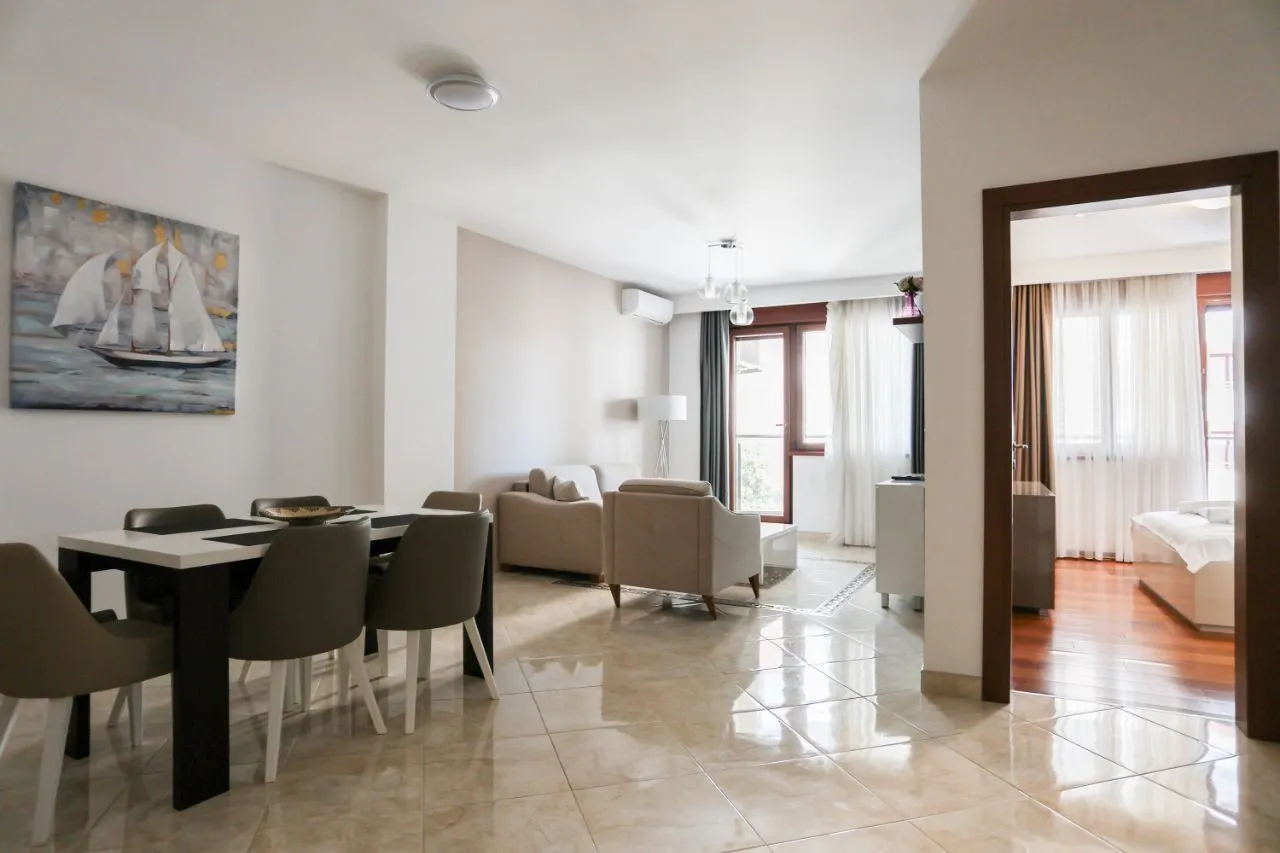 Izdavanje, jednosoban stan, 67m², Bečići, Budva