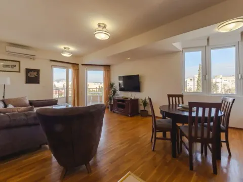 Izdavanje, dvosoban stan, 90m², Zabjelo, Podgorica