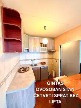 Manja kuhinja u stanu sa drvenim elementima i sudoperom. - image 2