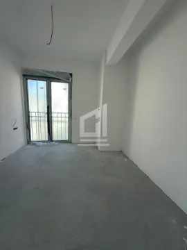Prazna prostorija u izgradnji sa balkonskim vratima. - image 4