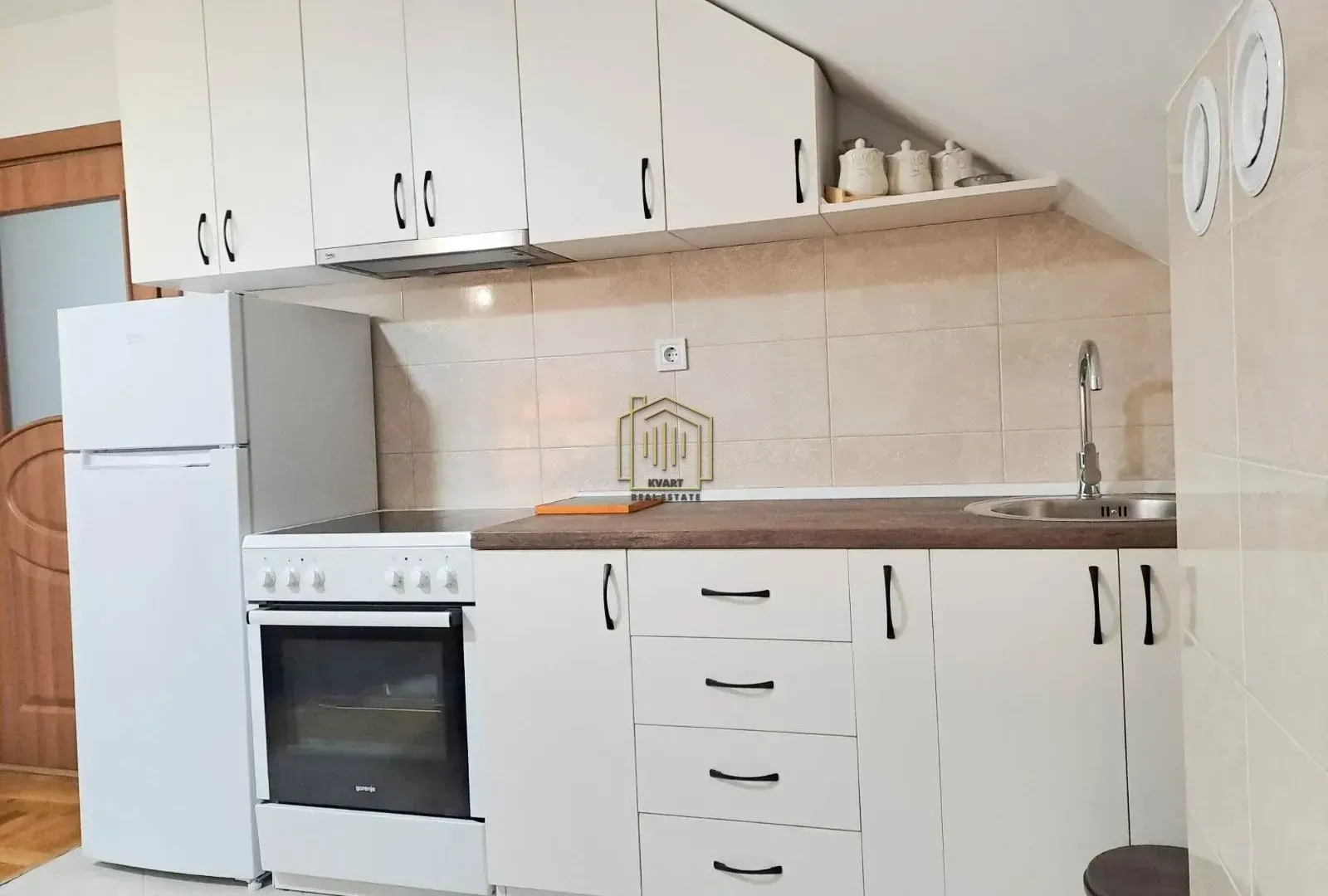 Izdavanje, jednosoban stan, 42m², Zelenika, Podgorica