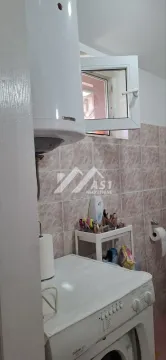 Manje kupatilo sa bojlerom, veš mašinom i prozorom. - image 4