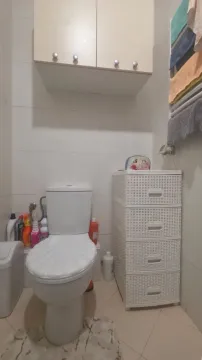 Manje kupatilo sa toaletom, ormarićem i visećim elementom. - image 6