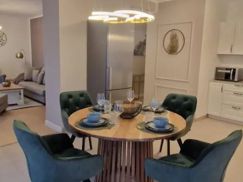 Izdavanje, trosoban stan, 135m², Stari Grad, Beograd - image 1