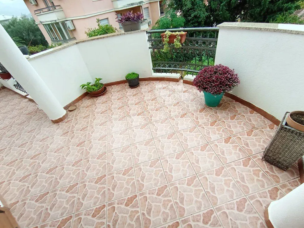 Izdavanje, kuća, 300m², Gorica C, Podgorica