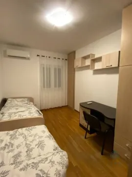 Rent, three bedroom apartment, 120m², City Kvart, Podgorica - image 9