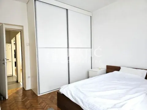 Spavaća soba sa velikim belim ormanom i bračnim krevetom. - image 11