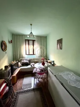 Manja dnevna soba sa garniturom za sedenje i trpezarijskim stolom. - image 13