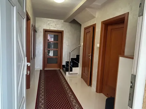 Izdavanje, kuća, 220m², Konik, Podgorica - image 16