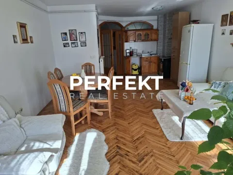 Dnevna soba sa trpezarijom i otvorenom kuhinjom. - image 14