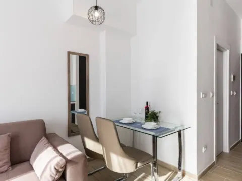 Daily-rent, studio apartment, 28m², Bečići, Budva - image 11