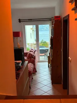 Dnevni boravak sa izlazom na terasu i pogledom na more. - image 16