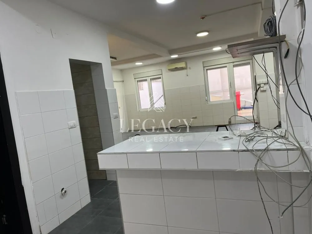 Izdavanje, poslovni prostor, 146m², Đeram Pijaca, Beograd