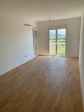 Prazna i svijetla soba sa novim parketom i izlazom na balkon. - image 4