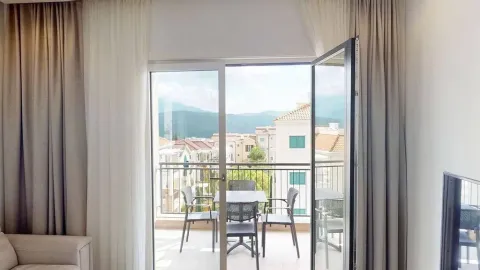 Pogled sa terase na planine i naselje. - image 2