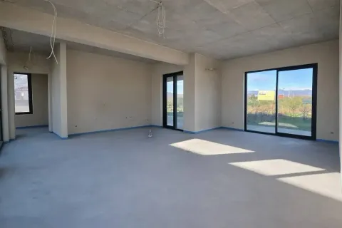 Neopremljena prostorija u izgradnji sa betonskim plafonom i velikim prozorima. - image 7