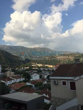 Pogled na naselje i planine iz nekretnine. - image 9
