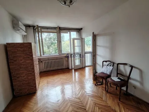 Prazna soba sa parketom i izlazom na terasu. - image 2