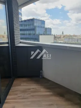 Manji popločani balkon sa pogledom na grad. - image 9